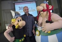 Le scénariste Jean-Yves Ferri (c) entouré par Astérix (g) et Obélix, le 5 avril 2017 à Bologne en It
