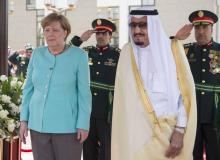 La chancellière allemande Angela Merkel (g) reçue par le roi saoudien Salmane (g), le 30 avril 2017 