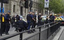 Un homme est plaqué au sol par la police près du parlement de Westminster, le 27 avril 2017 à Londre