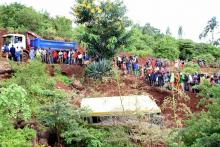 Le 6 mai 2017 à Karatu (nord) des badauds regardent le bus accidenté dans lequel ont péri 32 élèves,