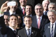 Le président Emmanuel Macron et le co-président de Paris 2024, Tony Estanguet (g, derrière), le 15 m