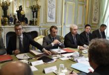Emmanuel Macron, entouré du secrétaire général de l'Elysée Alexis Kohler (g), de l'amiral Bernard Ro