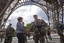 La ministre des Armées Sylvie Goulard rencontre des militaires près de la tour Eiffel à Paris, le 20