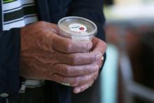 Un employé municipal distribue des oeufs de coccinelles, mangeuses de pucerons, à Caen, le 12 mai 20