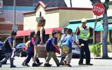 Un agent fait traverser des écoliers à Monterey, en Californire, le 28 avril 2017