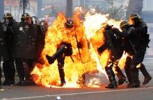 Affrontements entre jeunes cagoulés et CRS en marge de la manifestation parisienne du 1er mai 2017 à
