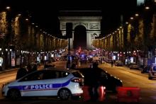 Des policiers bloquent l'accès aux Champs-Elysées à Paris où un policier a été tué, le 20 avril 2017