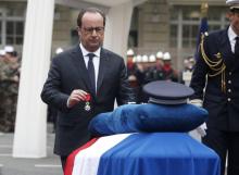 François Hollande décorant à titre posthume Xavier Jugelé, lors d'une cérémonie à Paris le 25 avril 