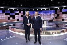 Les candidats à la présidentielle Emmanuel Macron (d) et Marine Le Pen (g)avant le débat télévisé, l