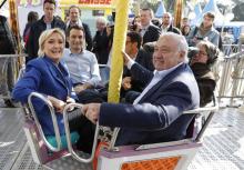 Marine Le Pen, Florian Philippot et Marcel Campion installés dans une nacelle de la Grande roue à Pa
