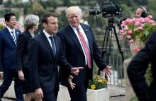 Le président américain Donald Trump (G) et le Président français Emmanuel Macron à Bruxelles le 25 m
