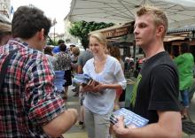 Marion Maréchal-Le Pen distribue des tracts à Carpentras, le 8 juin 2012