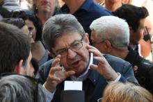 Jean-Luc Mélenchon répond aux questions de journalistes lors d'un déplacement de campagne pour les p