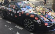 Porsche vandalisée avec pleins de stickers lors du défilé du 1er mai.