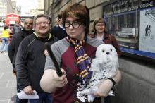 Des fans de Harry Potter font la queue devant la Bibliothèque nationale d'Ecosse à Edimbourg