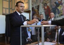 Le président français Emmanuel Macron vote au Touquet pour le second tour des législatives, le 18 ju