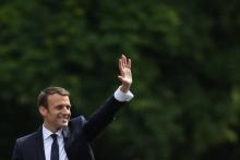 Emmanuel Macron remontant les Champs-Elysées lors de sa cérémonie d'intronisation, à Paris, le 14 ma