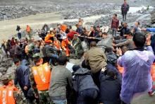 Des équipes de secours recherchent des survivants après un glissement de terrain à Xinmo, le 24 juin