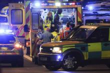 Des secours s'occupent des victimes de l'attaque sur le London Bridge, dans le centre de Londres, le