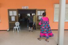 Des électeurs se présentant dans un bureau de vote de Nouméa pour voter au second tour de l'élection