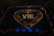 Des personnes ont installé des bougies formant un coeur entourant le mot "vie", le 20 juin 2003 deva