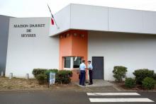 Des gendarmes discutent devant l'entrée de la maison d'arrêt de Seysses, près de Toulouse le 02 août