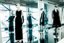 Une robe noire créée par Hubert de Givenchy et portée par Audrey Hepburn dans le film "Petit déjeune