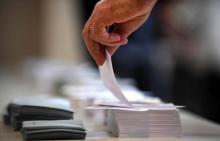 Un électeur prend un bulletin dans un bureau de vote de Carhaix-Plouguer dans le Finistère, en Breta