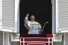 Le pape François salue les fidèles rassemblés place Saint-Pierre, le 2 juillet 2017 au Vatican