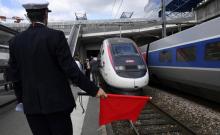 Le nouveau TGC arrive à la gare de Rennes à la fin de l'inauguration de la ligne entre Paris et Renn