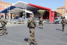 Des soldats patrouille dans le centre de Nice, le 12 juillet 2017, à la veille des commémoration de 