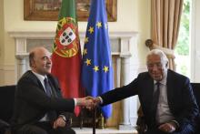 Le commissaire européen aux Affaires économiques Pierre Moscovici (G) et le Premier ministre portuga