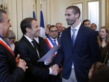 Le président Emmanuel Macron (g), lors d'une cérémonie de naturalisation à la préfecture d'Orléans, 