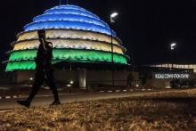 Un policier passe devant le dôme de Kigali illuminé aux couleurs du pays le Rwanda, le 28 juillet 20