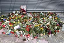 Un mémorial improvisé devant le supermarché de Hambourg ou a eu lieu l'attaque au couteau, le 30 jui