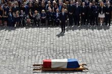 Le président français Emmanuel Macron devant le cercueil de Simone Veil aux Invalides, à Paris, le 5