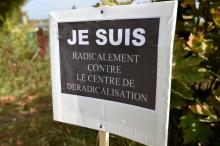 Une pancarte plantée devant le centre de déradicalisation de Pontourny, à Beaumont-en-Véron, le 22 o
