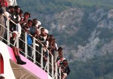 Des migrants secourus par un navire de Médecins sans Frontières arrivent au port de Salerne, au sud 