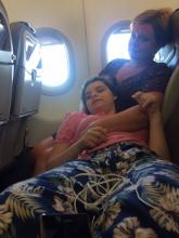 Une mère et sa fille dans un avion de la compagnie Vueling.