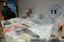 De la drogue, des armes et de l'argent liquide saisis par la police à Marseille, exposés le 20 décem