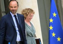Le Premier ministre français Edouard Philippe (G) et la ministre du Travail Muriel Pénicaud quittent