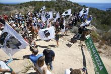 Des manifestants, rassemblées devant deux villas construites sur un site protégé par Pierre Ferracci