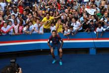 Le nouvel attaquant du PSG, le Brésilien Neymar salue les supporters lors de sa présentation au Parc