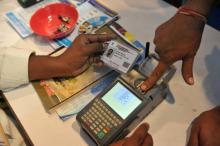 Un Indien retire de l'argent à sa banque avec un carte d'identification Aadhaar à Amritsar le 6 janv