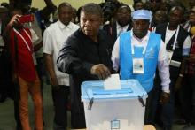 Le candidat du MPLA, le parti au pouvoir en Angola, Joao Lourenço, montre son index après avoir voté
