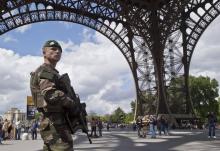 Un soldat de l'opération sentinelle patrouille près de la tour Eiffel à Paris le 20 mai 2017