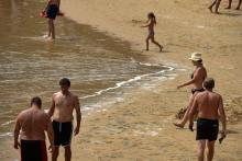 Des baigneurs sur la plage de Las Teresitas à Santa Cruz de Tenerife (Espagne) où la présence de mic