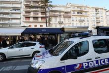 Une voiture de police passe devant la bijouterie Harry Winston le 18 janvier 2017 à Cannes