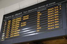Un panneau d'affichage des horaires des trains indique que la circulation des TGV est perturbée le 2