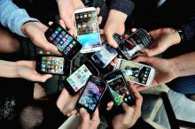 Différents smartphones présentés par leurs utilisateurs le 25 décembre 2013 à Dinan